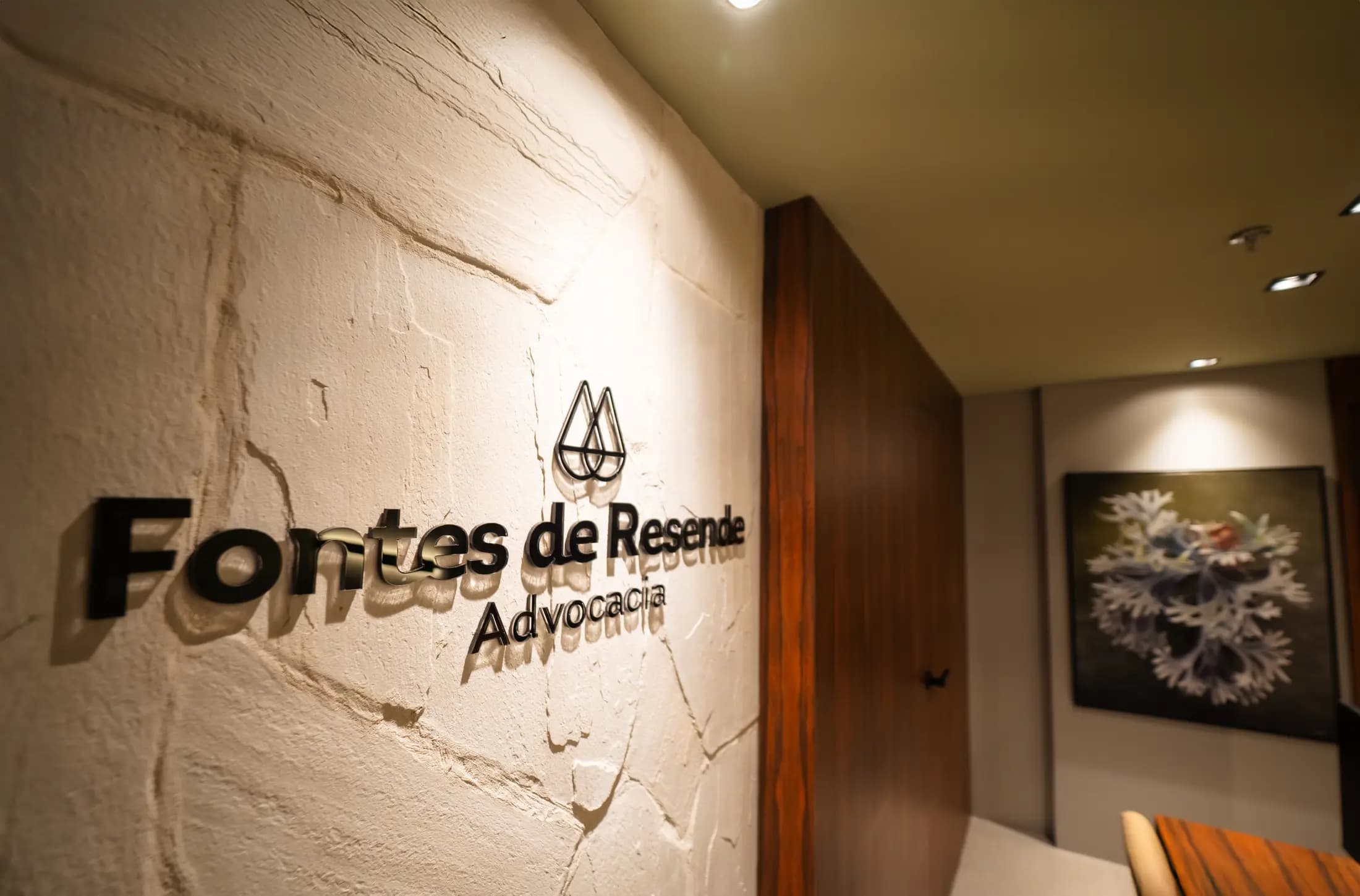 Sinalização interna do escritório Fontes de Resende Advocacia